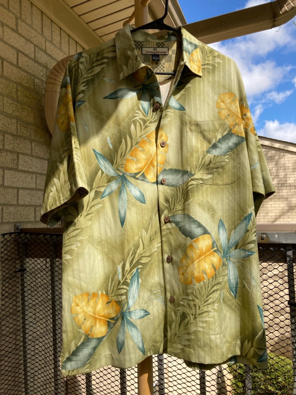 Tommy Bahama 100% Silk Green Tropical Hawaiian Leaf Print Button Front Shirt